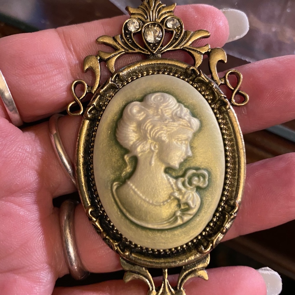 Beautiful vintage cameo pendant